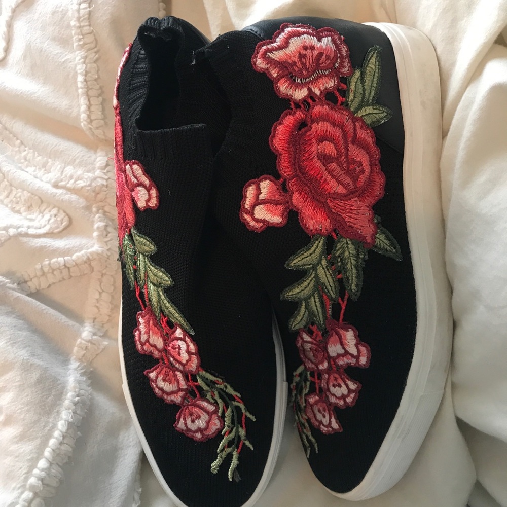Steve Madden High Top Embroidered Sneakers